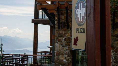 sign pointing to powder hound pizza restaurant located at Schweitzer