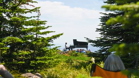 piano performer playing in the mountains at Schweitzer