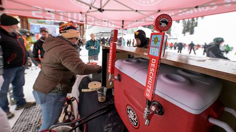 picture of snow bar at Schweitzer with Deschutes beer handles