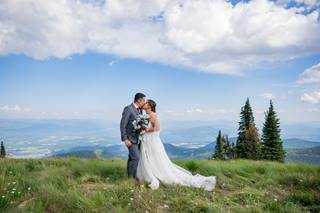 couple kissing at the summit at Schweitzer for their wedding