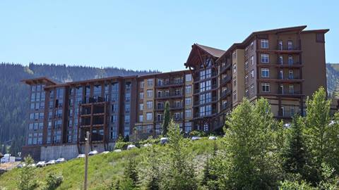 Exterior photo of Schweitzer's 5Needles condos and White Pine Lodge in summer