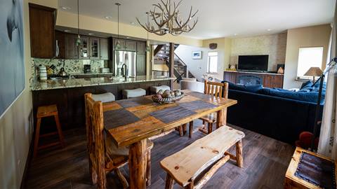 vacation rentals pinnacle ridge schweitzer mountain resort dining table interior