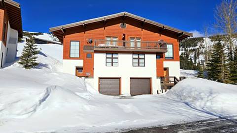 Pinnacle Ridge condo exterior in the snow