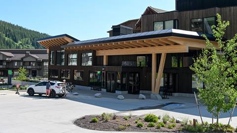 Bikers unloading a car at Schweitzer lodging Humbird exterior in summer