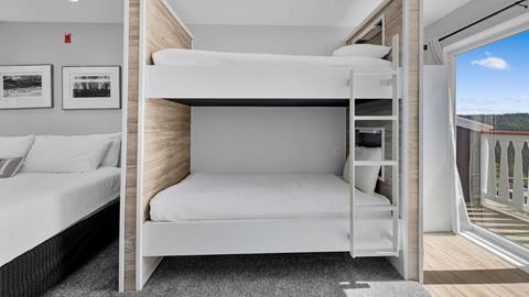 image of bunk beds at Selkirk Lodge at Schweitzer
