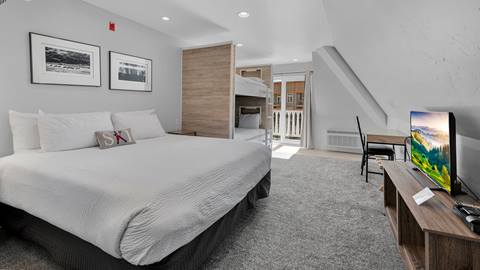 image of bedroom in selkirk lodge at Schweitzer