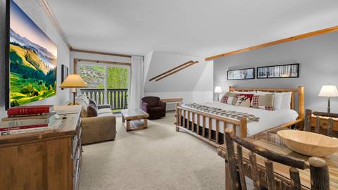 image of room at Selkirk Lodge at Schweitzer with a king bed