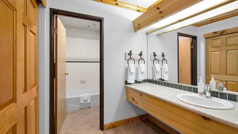 image of bathroom at Selkirk condos at Schweitzer