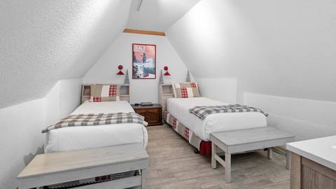 image of twin beds in room of Selkirk condo at Schweitzer