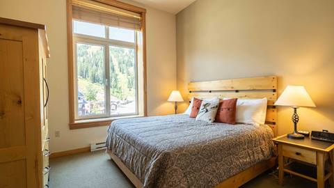 Bedroom in White Pine lodge at Schweitzer in the summer