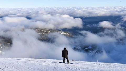 snowboarder using performance snowboard rentals at schweitzer