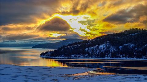 image of lake pend oreille with orange sunrise