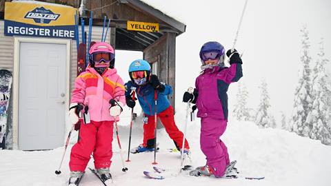 kids participating in nastar alpine racing at schweitzer